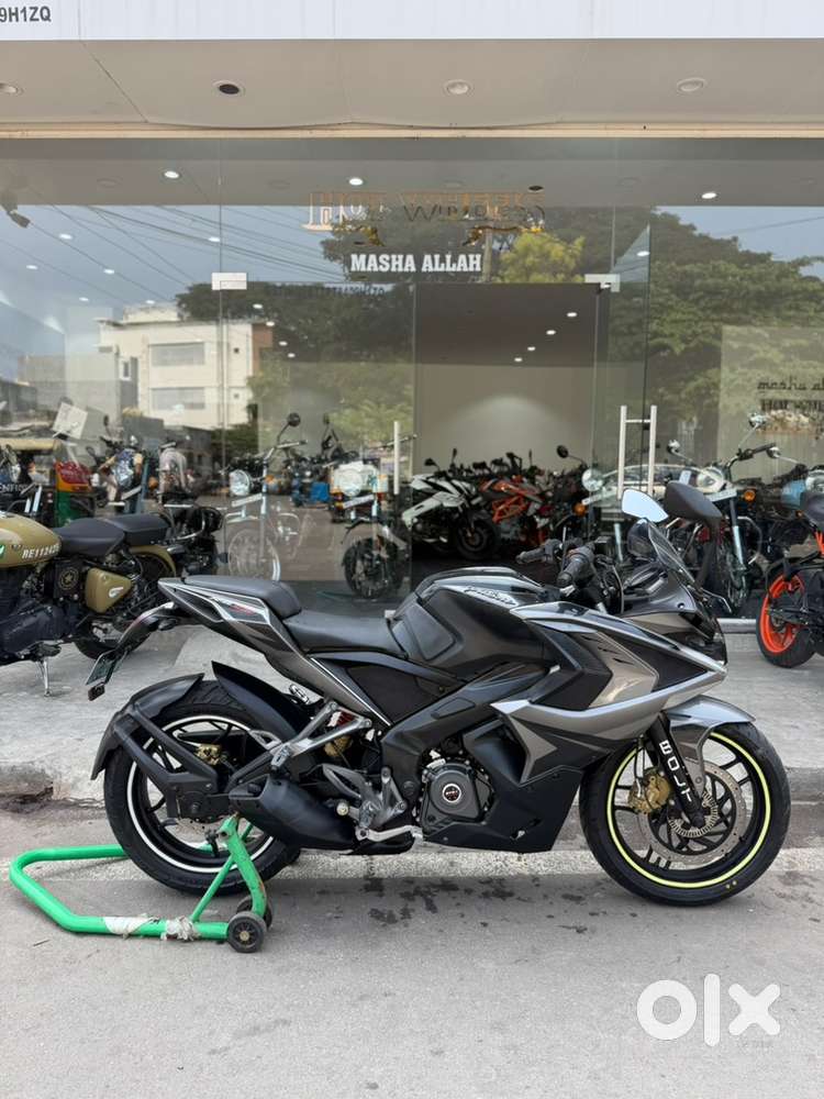 Bajaj pulsar rs 200 abs single owner showroom condition