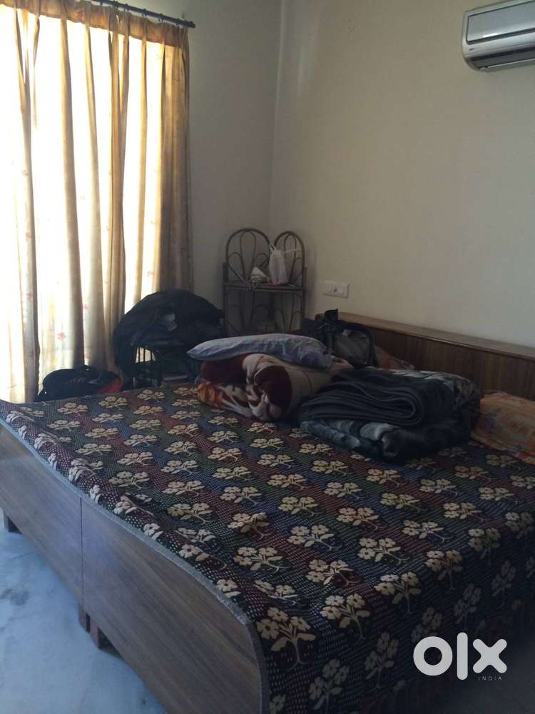 For sale HIG upper 4BHK 1st floor facing park sector 39