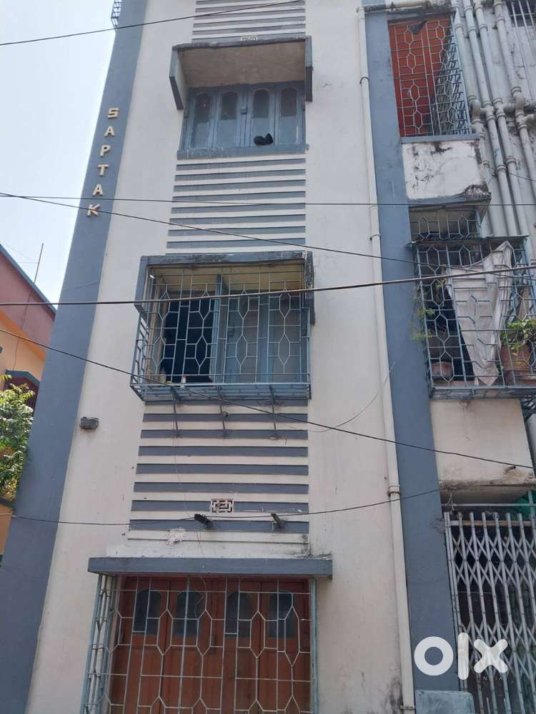 2 BHK old flat within 1 Km from Behala Thana