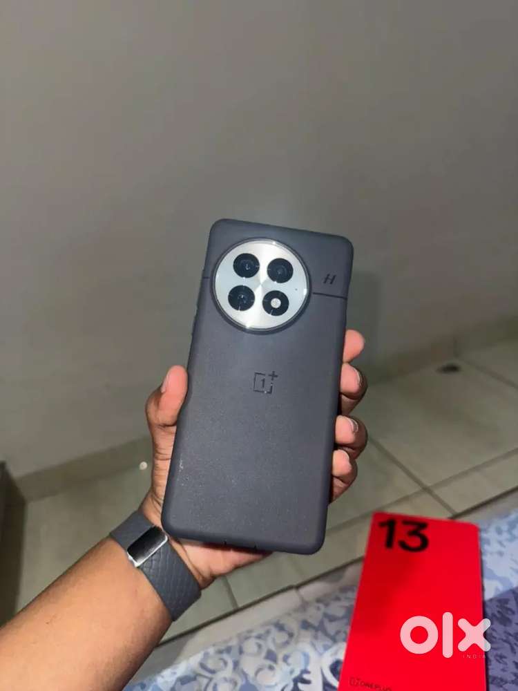 One plus 13 brand new condition 12/256 gb in warranty only 15 daysused