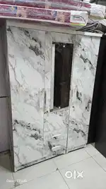 Selling this amazing 3doors wardrobe with mirror locker and drawers