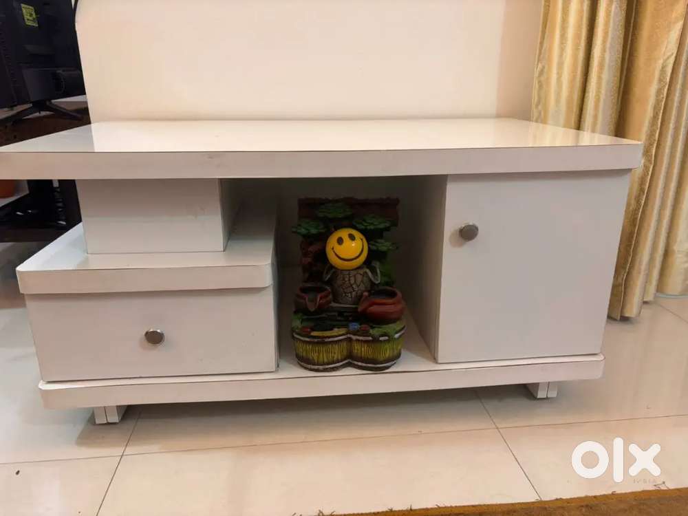 White Center Table for sale at Rs.3500 fixed price