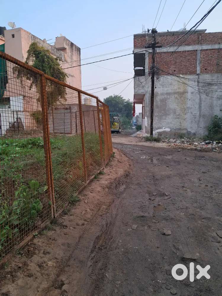 Ek plot Imli Naka chorahe par