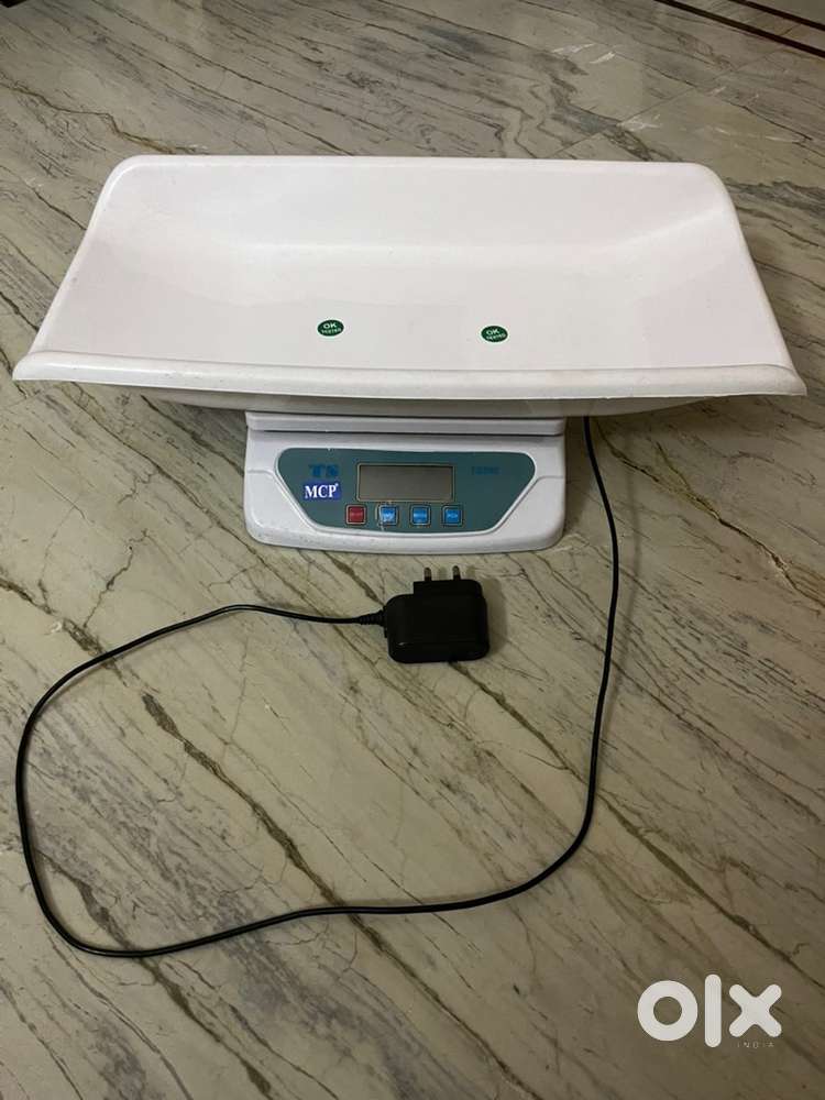Baby weighing machine with tray