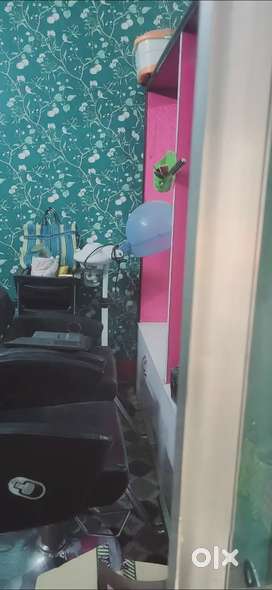 Beauty parlour ka liya employee