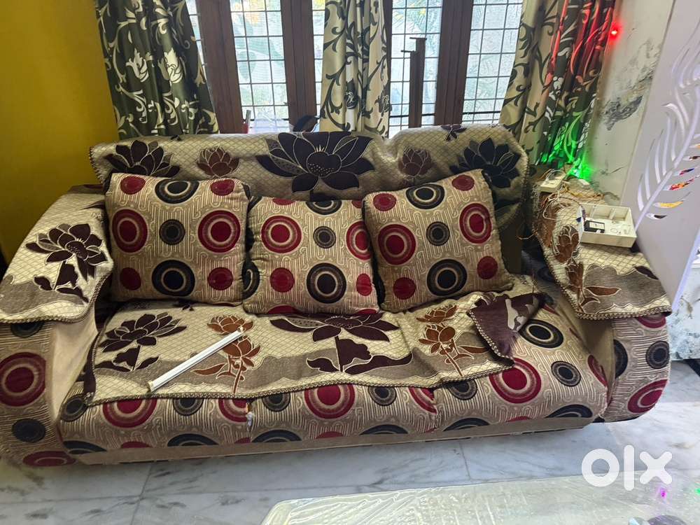 5 seater sofa with center table