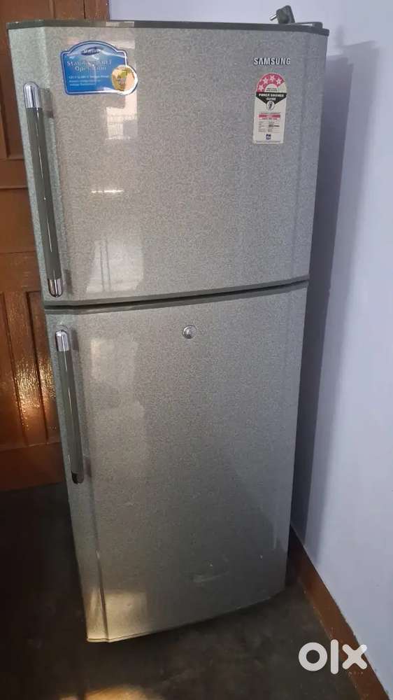 Double door refrigerator