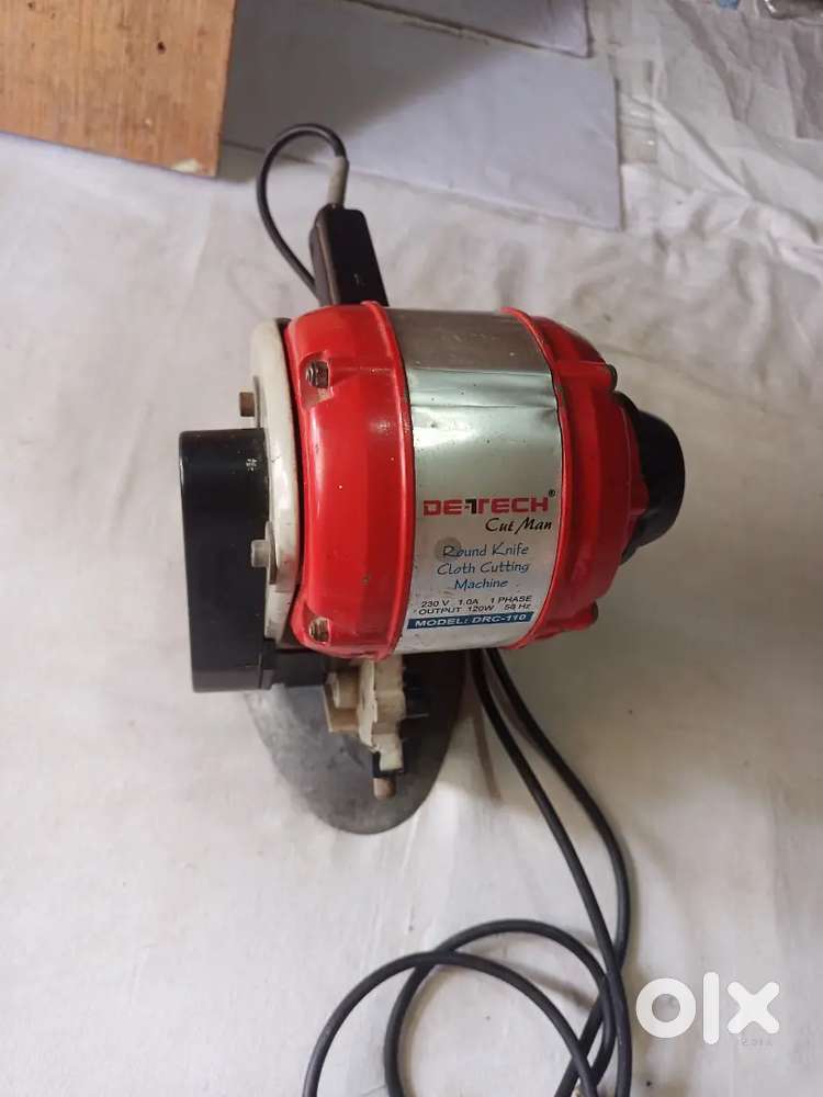 Kapde katne ki machine hai