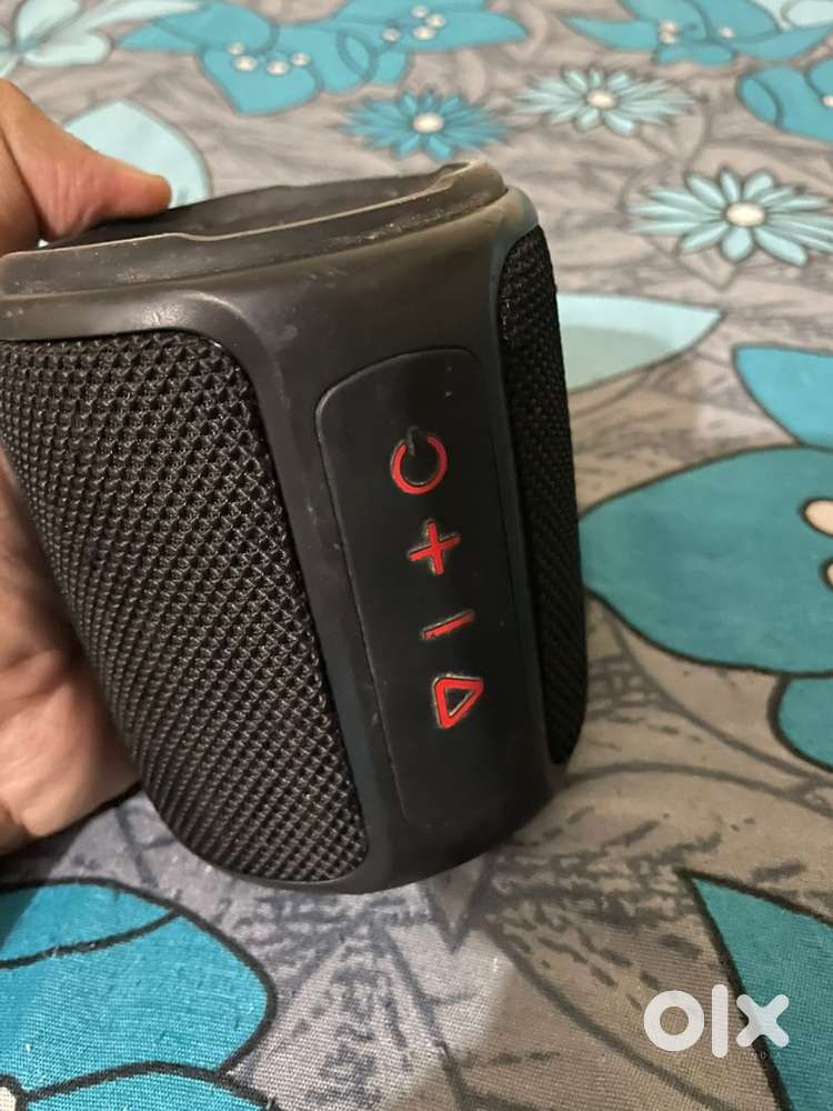 BOAT STONE 352,350 blue tooth speaker  black colour in good contion