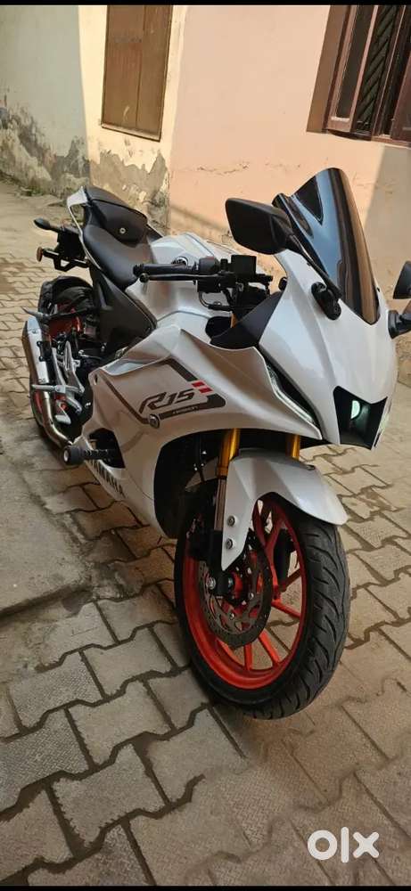 R 15 v4 brand new condition full modified with exuaust priceonly190000