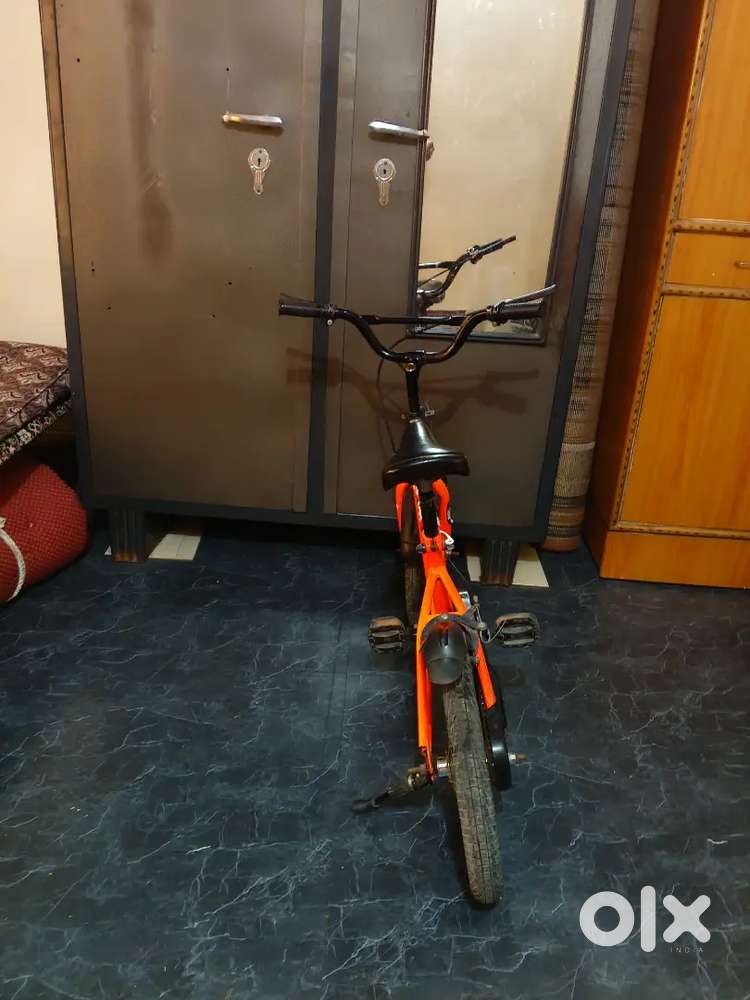 सायकल चार वर्षे जुनी आहे आणि चांगली अवस्था आहे.