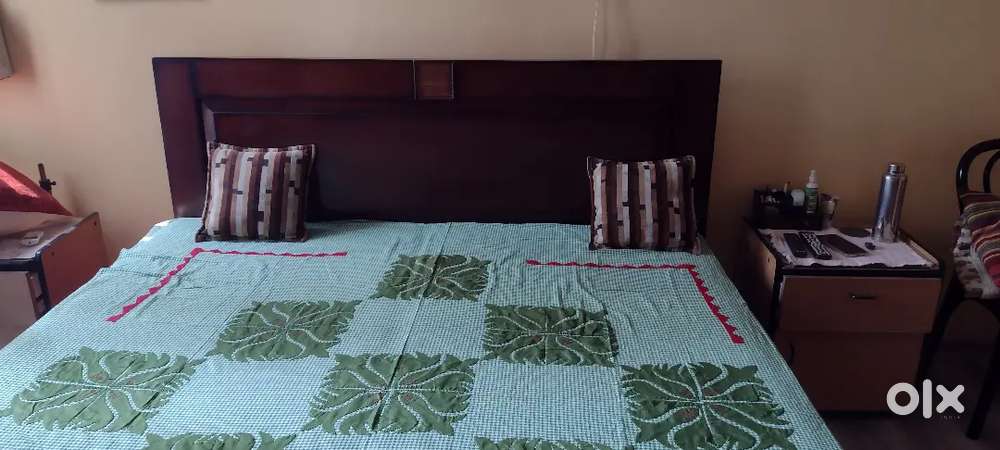 Box bed kng size with matress