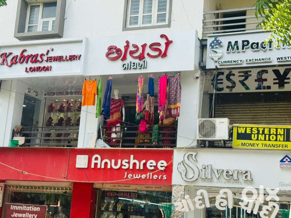 Hello l want to rent out my showroom which is in a very good location.