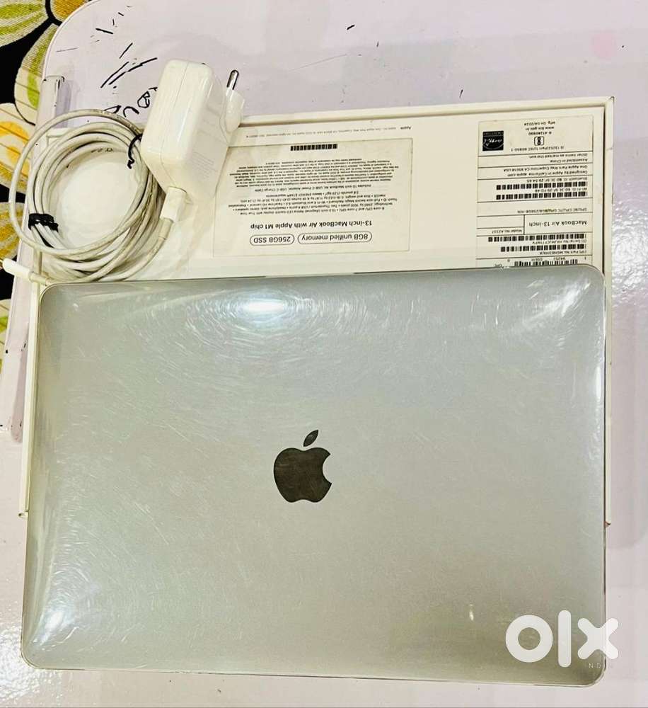 2020 MacBook Air 8GB RAM 256 SSD 93% battery health