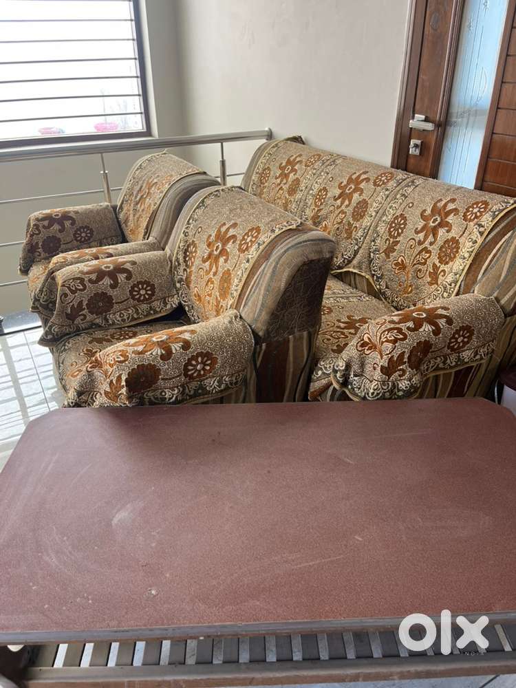 5 seater Sofa with centre table, Good condition