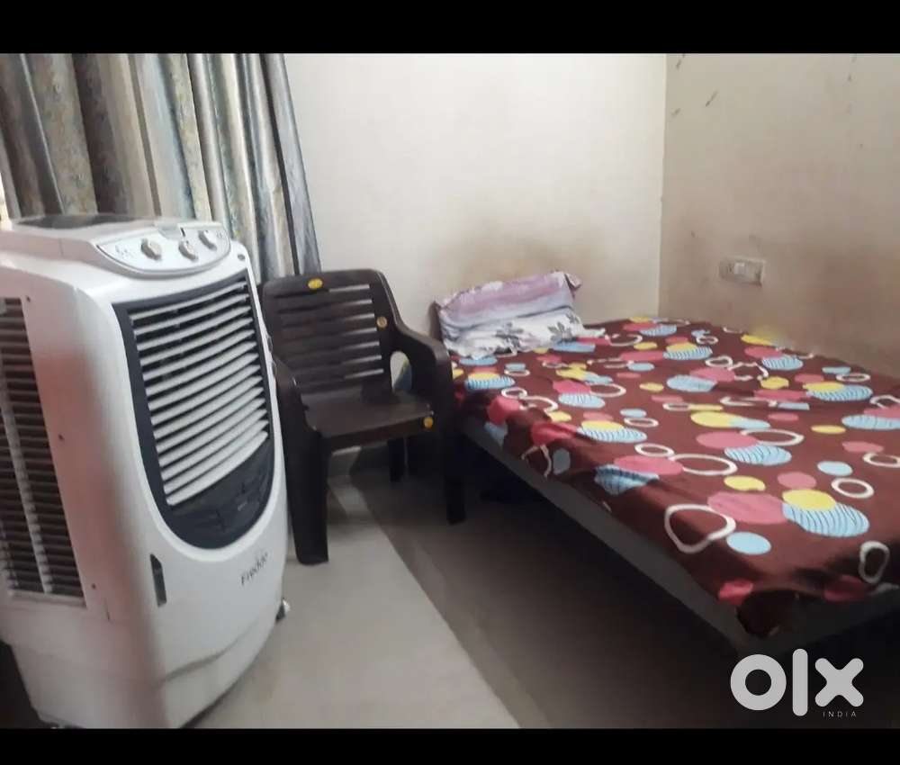 1 room dena h total 3room h         with bed almari