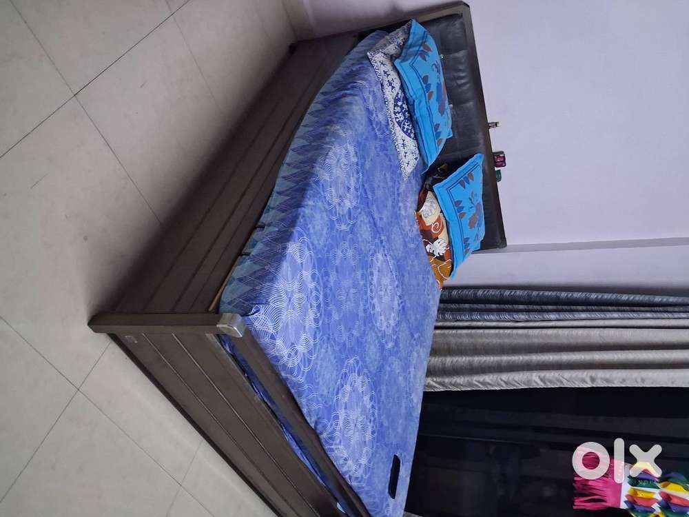 Metal bed of 5 x 6 in a very good condition for sale.