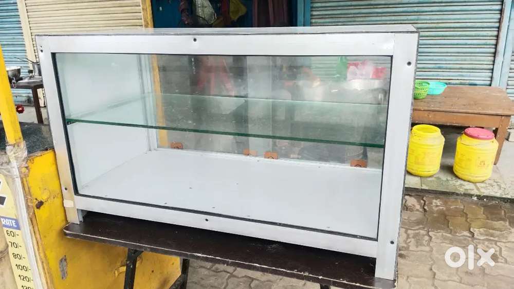 Nasta aluminium counter. Food Warm rehta hai