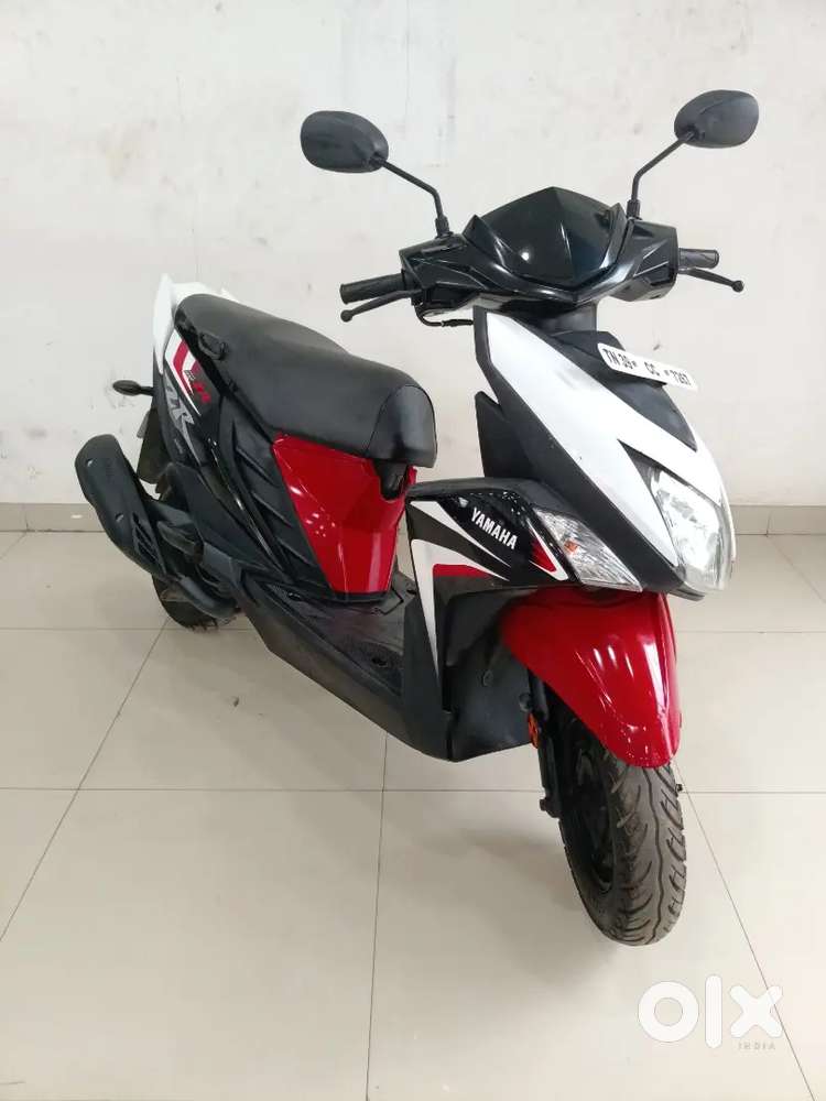 YAMAHA RAY ZR WHITE/RED COLOUR