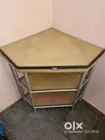 Corner table