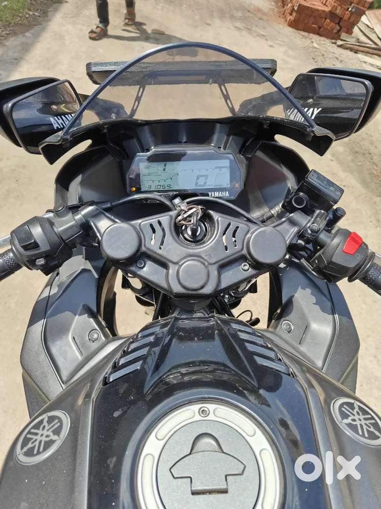 YAMAHA R15 V3 (Black edition)काळी सुंदरी विकायची आहे..