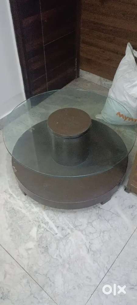 Round centre table
