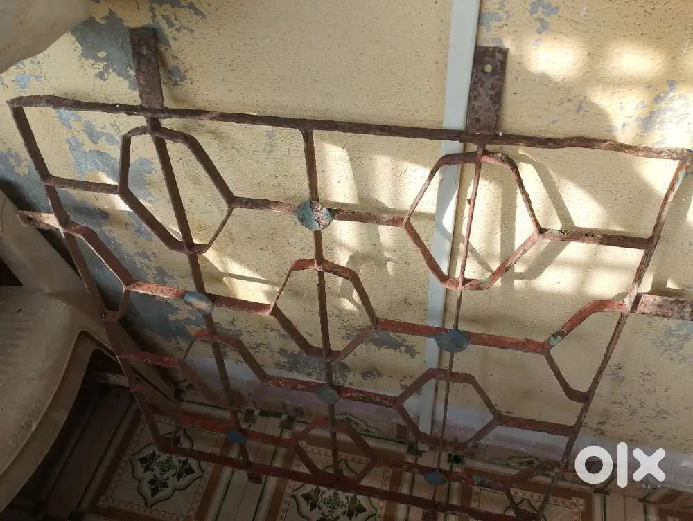Iron Window Grill (लोहे की खिड़की की ग्रिल)