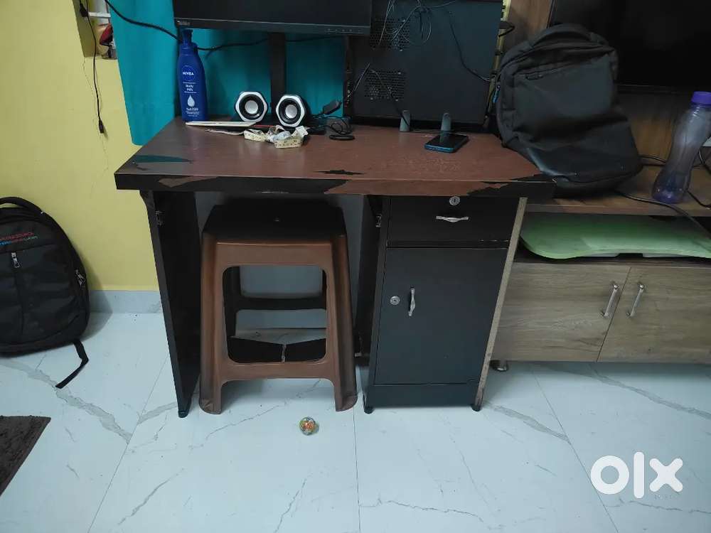 Computer table