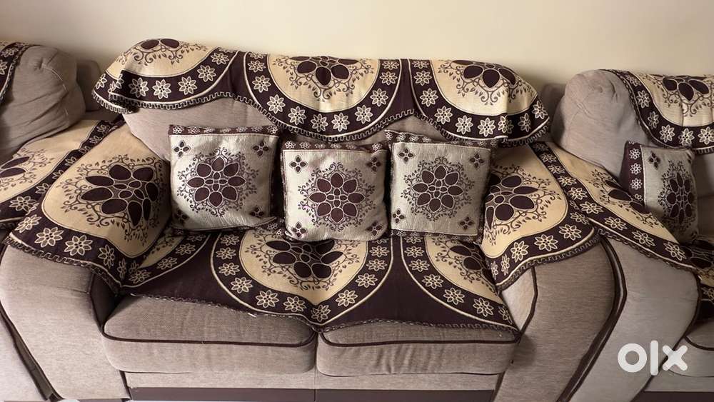 4 seater 2+1+1 sofa for 5 thousand with cover
