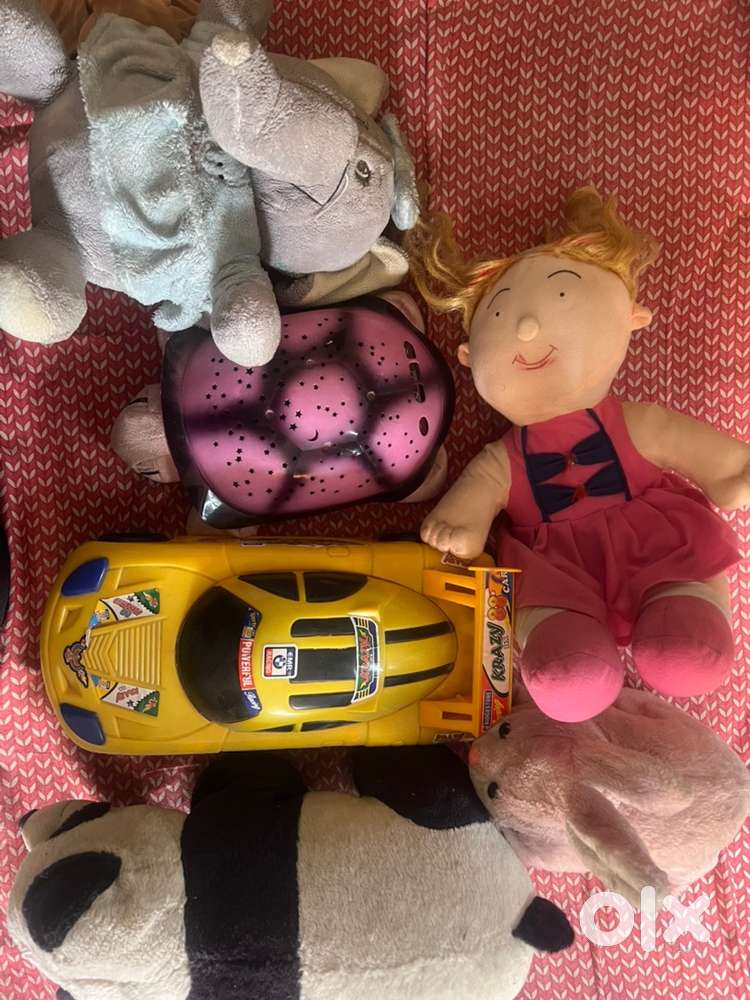 Old used toys and teddy bears
