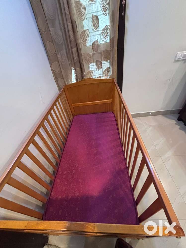 Baby or toddler bed from Babyhug with free mattress