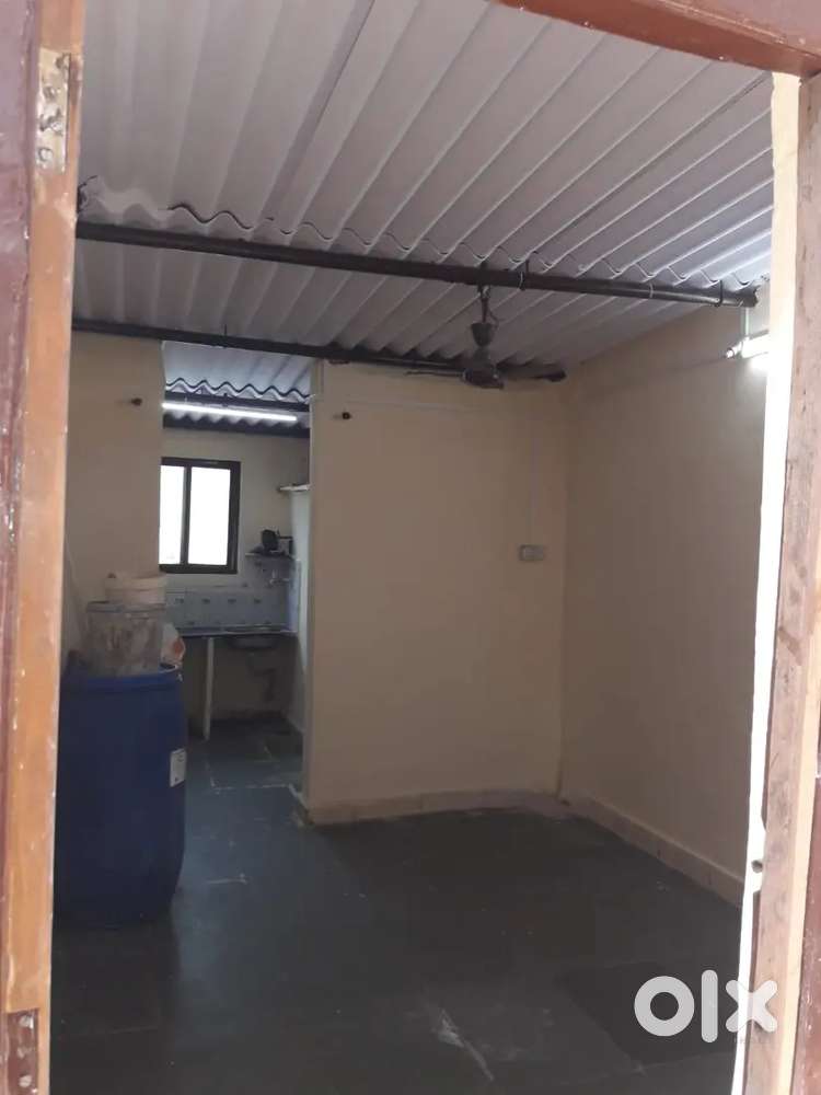 1rk on rent at 3500rs light pani k Sath , deposit 10,000 .no time pass