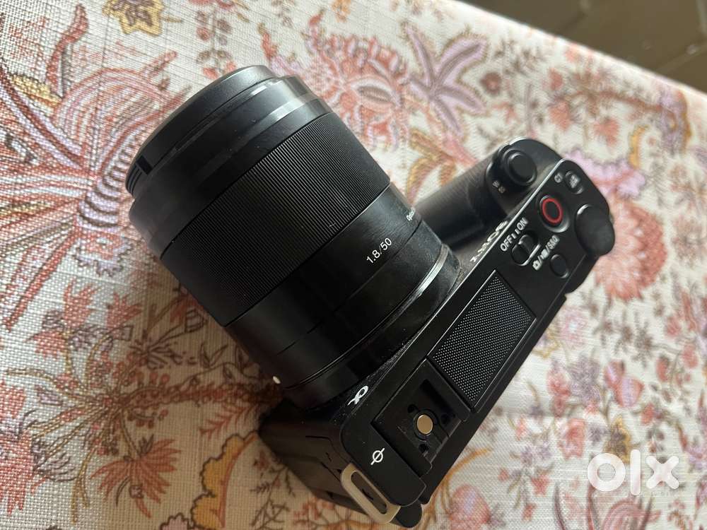 Sony zve10 mark 1 with 50mm crop lens and one extra battery