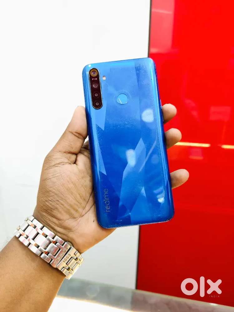 REALME 5 4GB RAM 64GB ROM FABULOUS CONDITION YELLOW SHADE ON DISPLAY