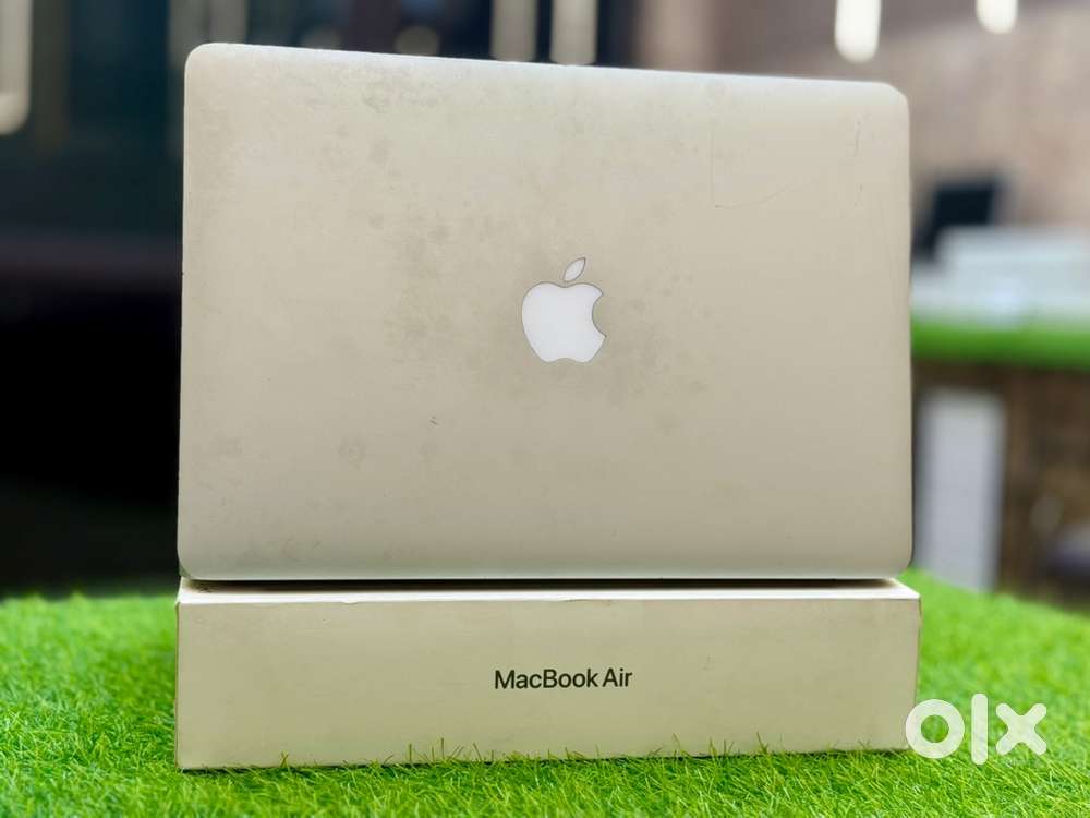 MacBook Air i5 / 8GB / 256GB SSD – Super Clean & Working Perfect