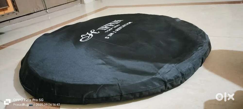 Hiffin 5 in 1 reflector it's a new one, 1 month old