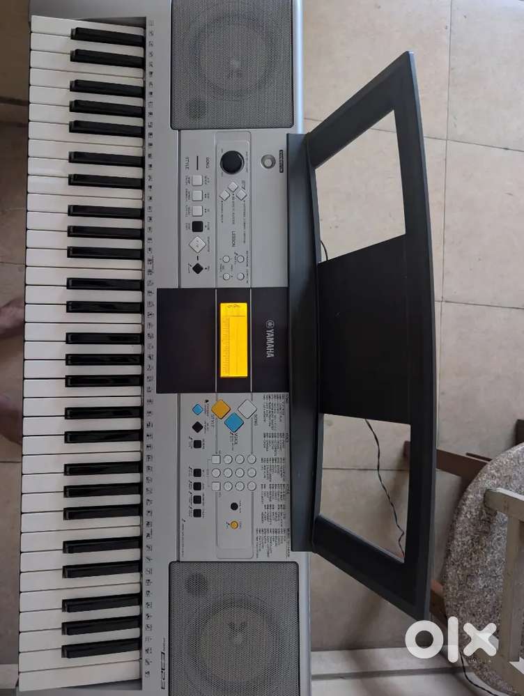 YAMAHA PSR E323 Keyboard