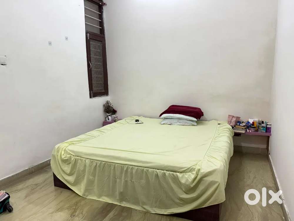 फुली फर्निश्ड 2 बीएचके डबल बेड सोफा फ्रिज गीजर एक गैस चूल्हा टंकी