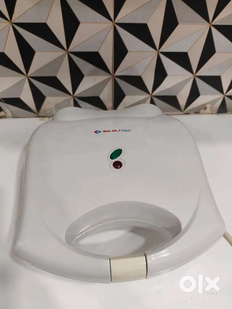Bajaj Sandwich Maker with Free Tong and Free Chutney Bowls