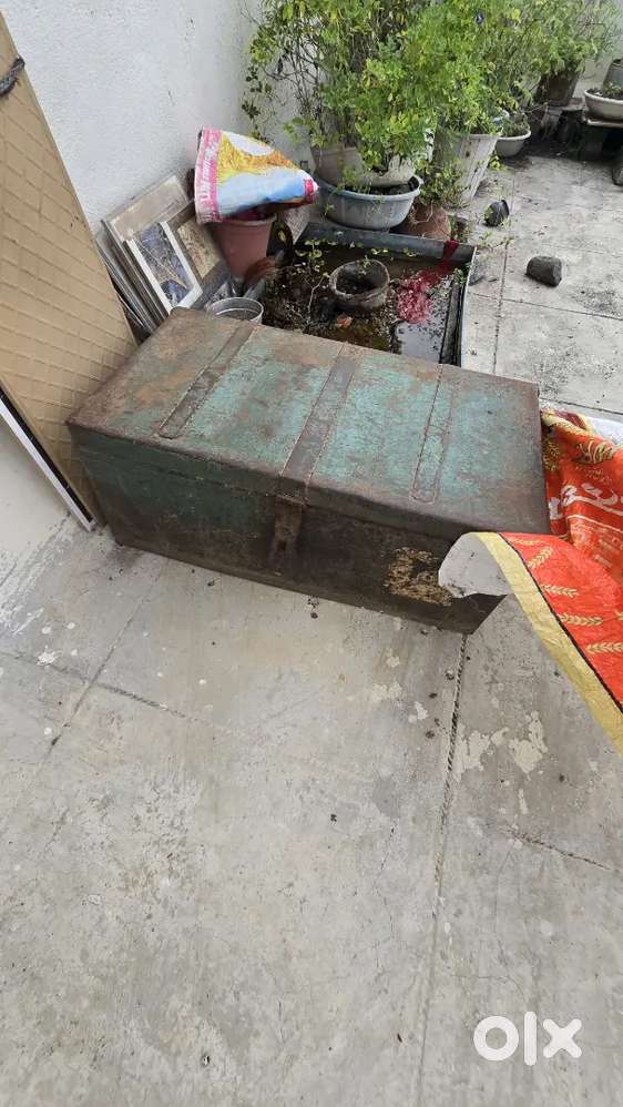 Selling the 2 old Iron trunk