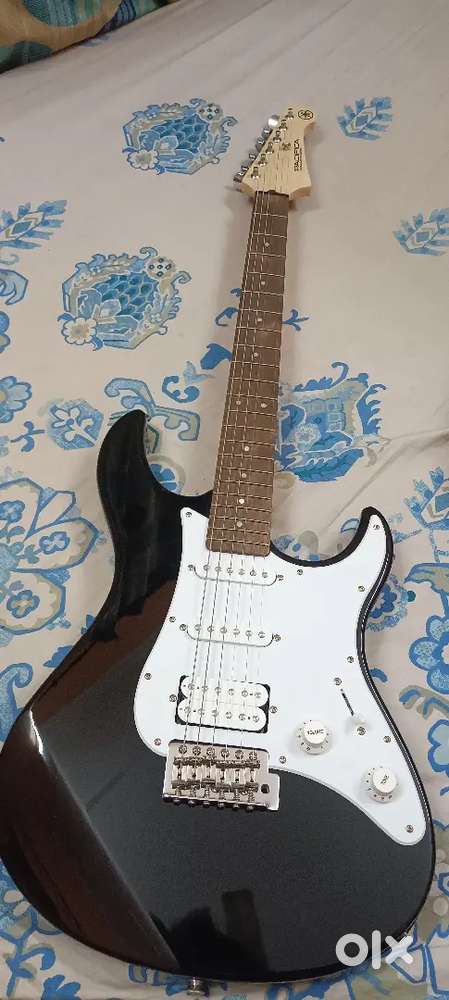 Yamaha Pacifica012 electric guitar