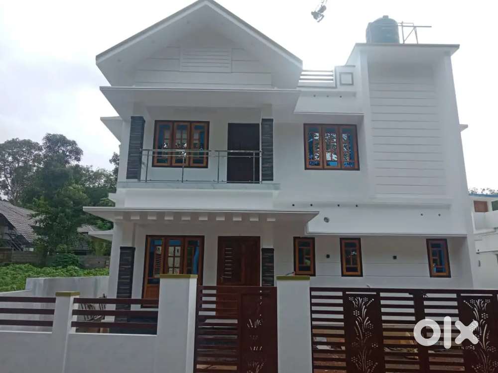 6.5 cent 1850 sqft 4 bedroom house near Puthuppally open well 65 lak
