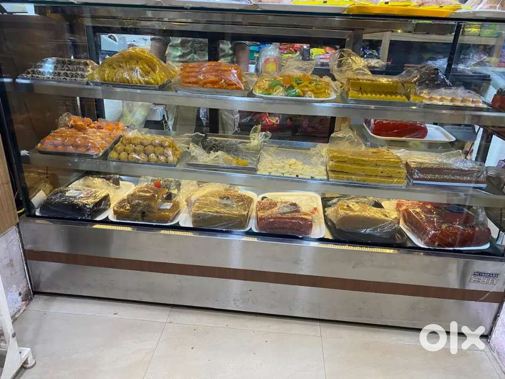 L shaped glass counter for bakery