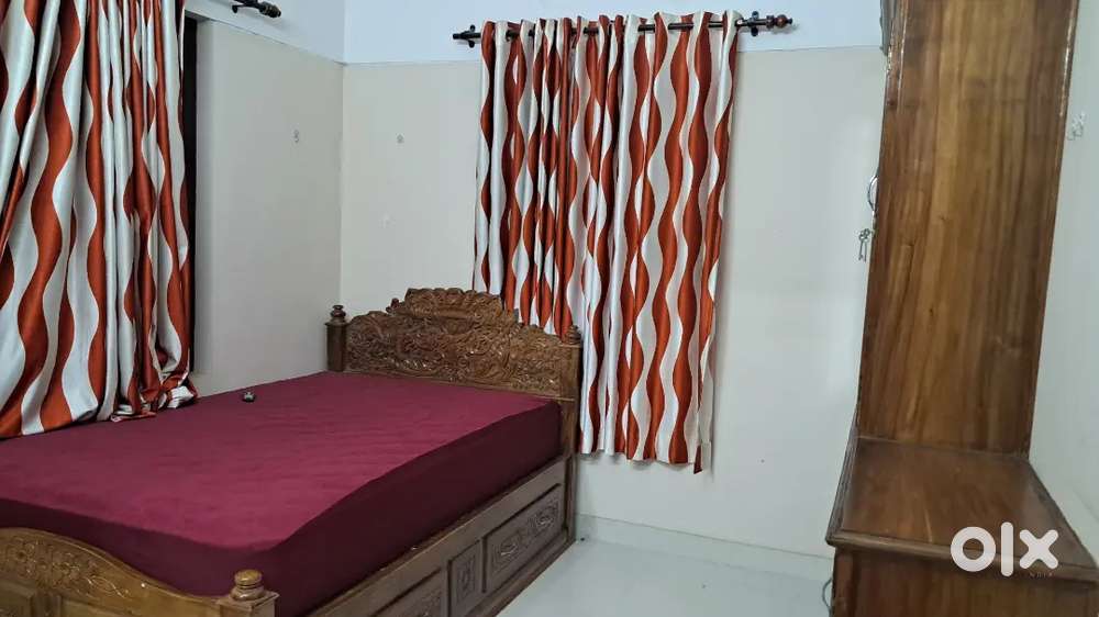 Female flatemates needed