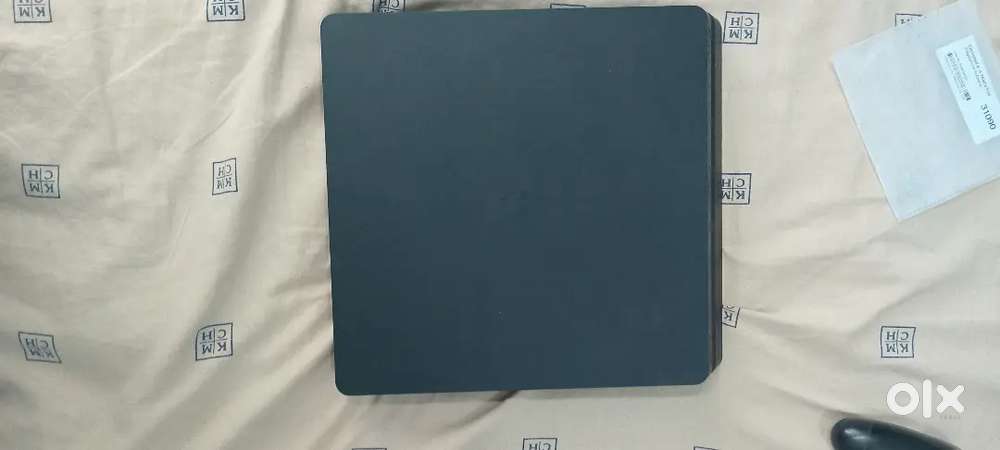 Play station 4 slim 1tb with 5 cd and 2 original controller