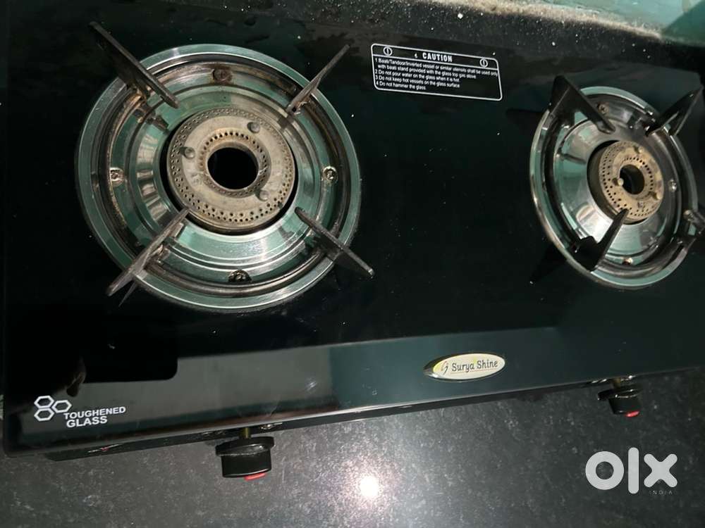 Gas stove with regulator and gas pipe