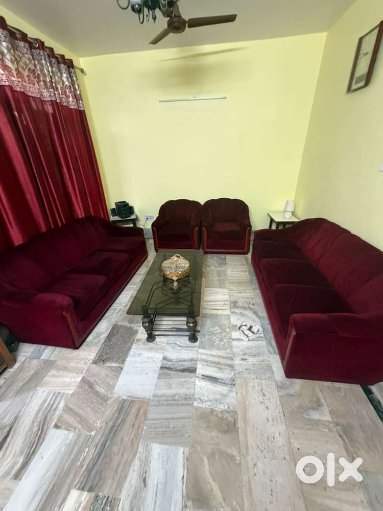 Sofa eight seater red velvet with table