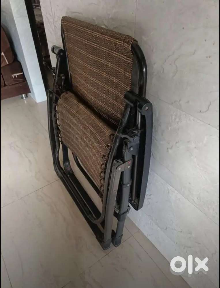 Foldable Aram chair with pillow & adjustable backrest