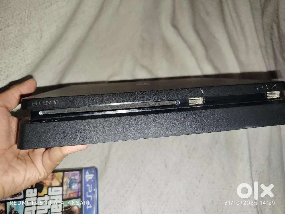 PlayStation 4 in very good condition with 2 controller