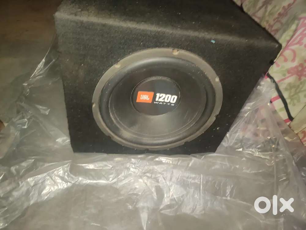 Jbl bass tube with two speakers and amplifier